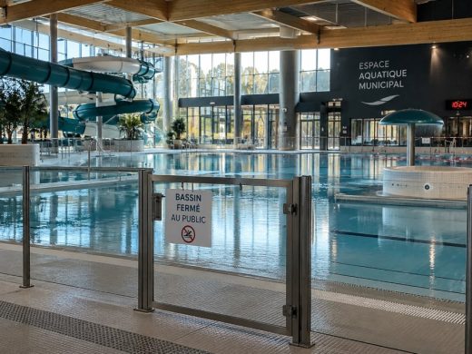 Bassin couvert d’une piscine collective